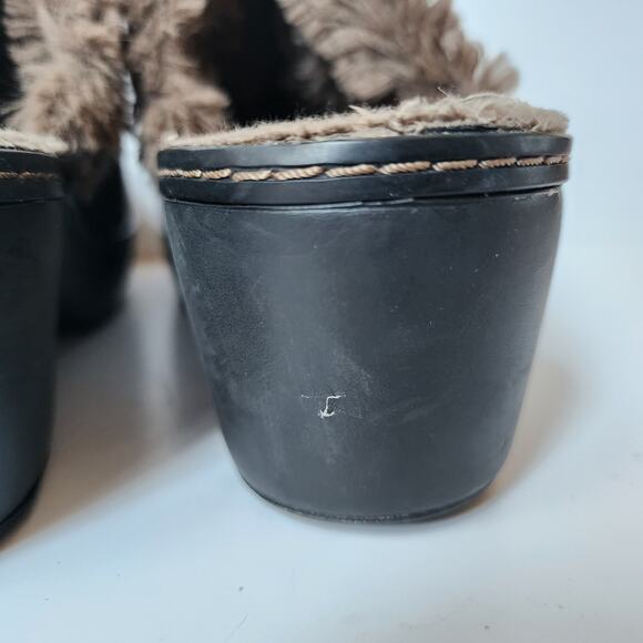 Crocs Clogs Womens Size 7 Cobbler Mule Slip On Wedges Suede Brown Fuzzy Lined - Picture 3 of 11